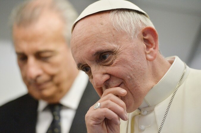 Paus Franciscus tijdens de persconferentie aan boord van het pauselijke vliegtuig terug naar Vaticaanstad.