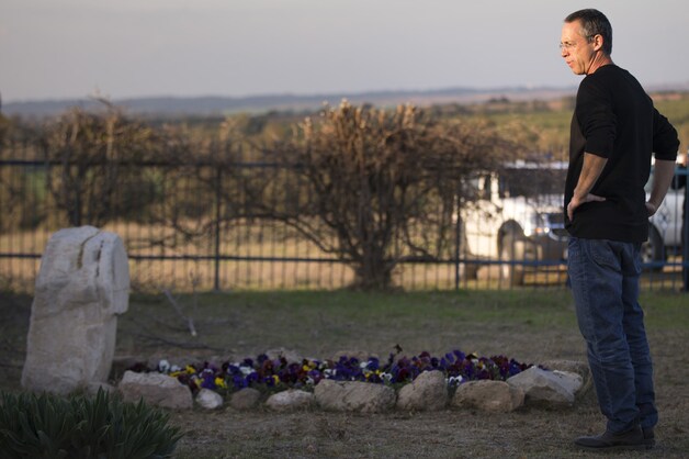 Gilad Sharon, de zoon van Ariel Sharon, bezoekt het graf van zijn moeder op hun familieranch. Ook de voormalige Israëlische premier zal er morgen begraven worden.