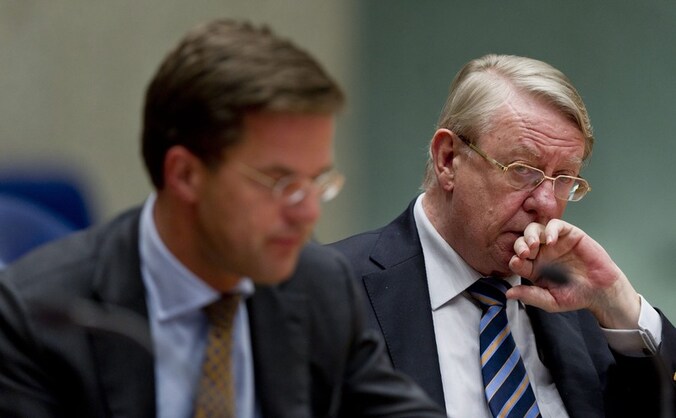 Premier Mark Rutte (l) en Defensieminister Hans Hillen tijdens een debat over Libië in Den Haag.