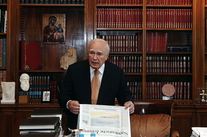 Carolos Papoulias.