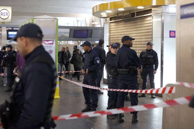 De politie zette het metrostation af waar de misdaad gebeurde.