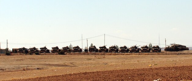Turkse tanks staan aan de grens opgesteld met de loop op Syrië gericht.