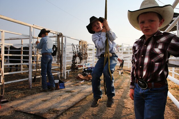 Twee jonge cowboys bereiden zich voor op de jaarlijkse rodeo in Deer Trail.