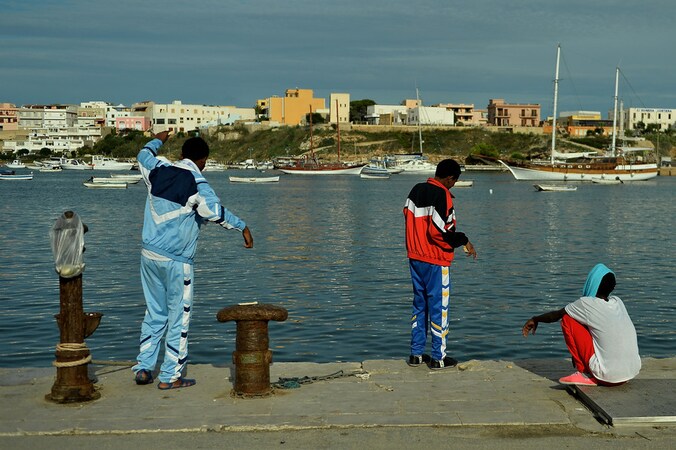 Overlevende migranten van de scheepsramp vorige week op Lampedusa.