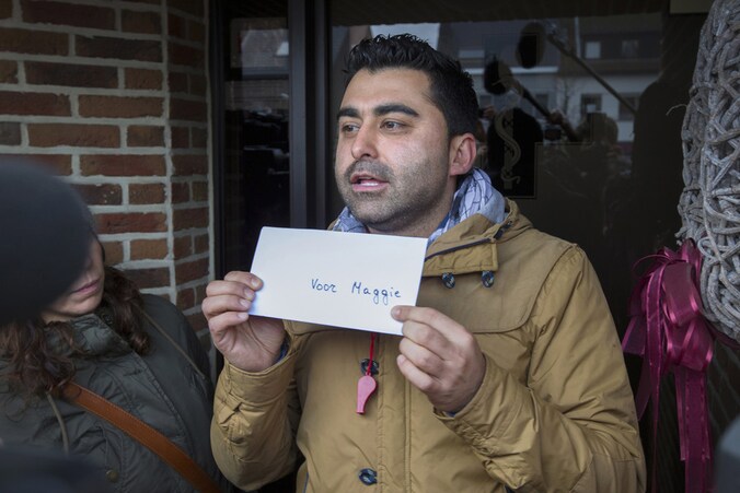 Woordvoerder Samir Hamrad met een vliegtuigticket naar Kaboel voor Maggie de Block.