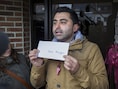 Woordvoerder Samir Hamrad met een vliegtuigticket naar Kaboel voor Maggie de Block.