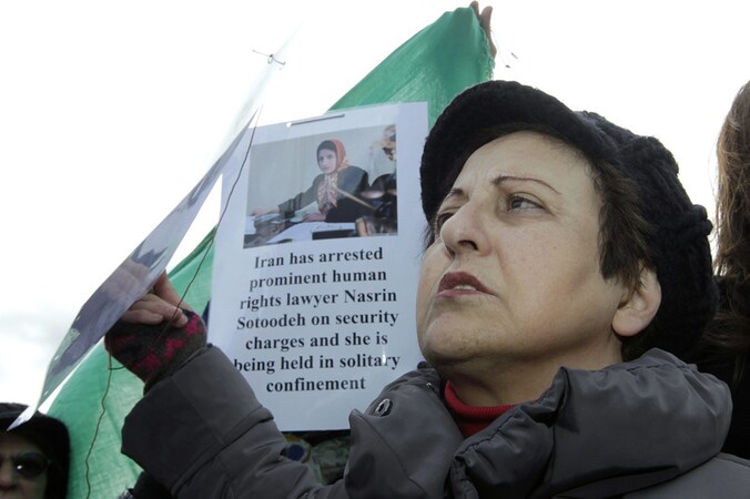 De Iraanse advocate Shirin Ebadi, nobelprijswinnaar voor de Vrede in 2003, voert actie tegen de aanhouding van Sotoudeh.