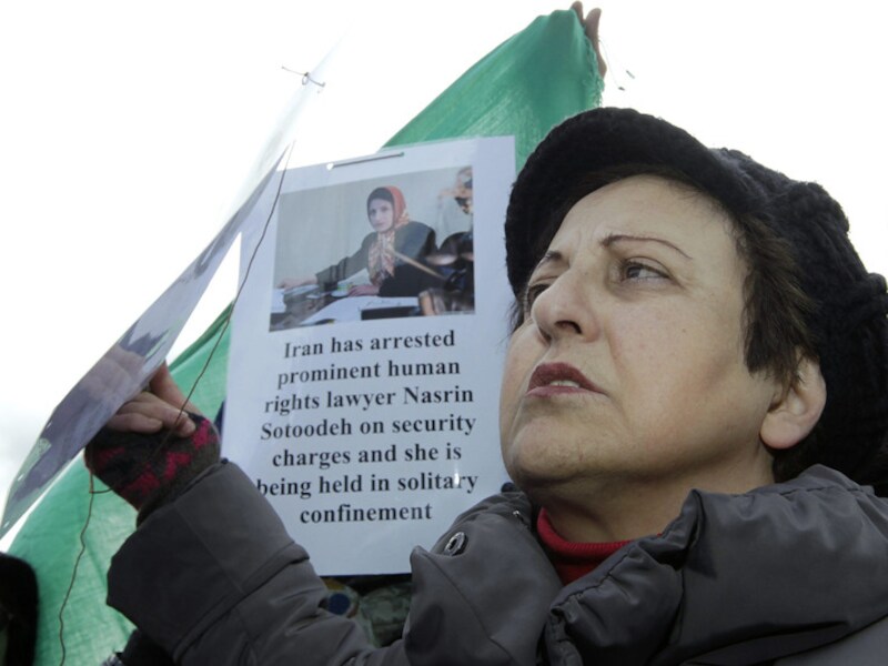 De Iraanse advocate Shirin Ebadi, nobelprijswinnaar voor de Vrede in 2003, voert actie tegen de aanhouding van Sotoudeh.
