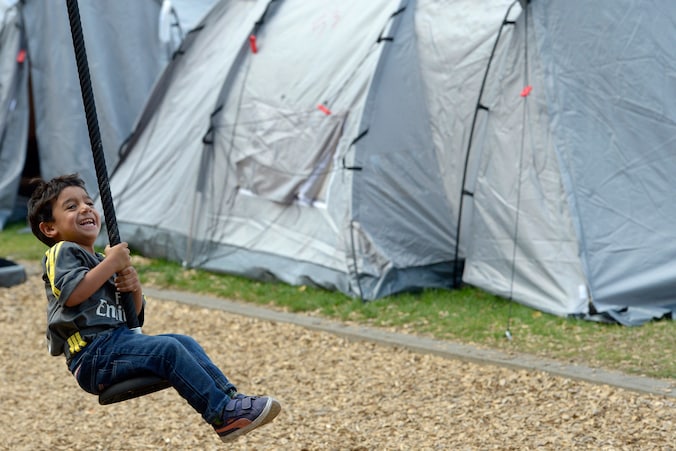 Kind in het tentenkamp voor vluchtelingen in het Brusselse Maximiliaanpark.