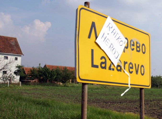 Op een toegangsweg naar Lazarevo staat 'Ratko held'.