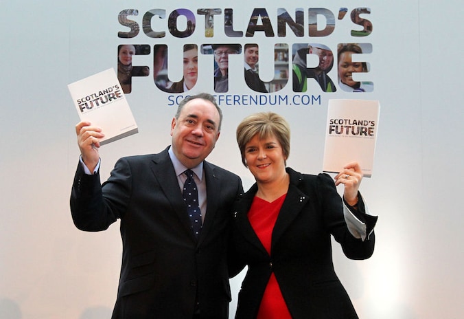 De Schotse regeringsleider Alex Salmond en vice-premier Nicola Sturgeon presenteren de blauwdruk voor een onafhankelijk Schotland.