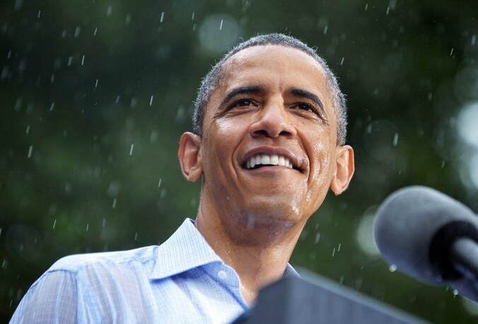 President Barack Obama wordt verrast door een plensbui tijdens een toespraak in Glen Allen, Virginia, op 14 juli 2012.