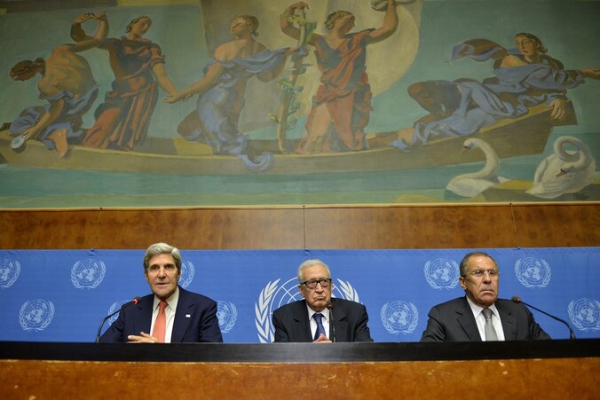 Buitenlandministers John Kerry (l) en Sergej Lavrov (r).