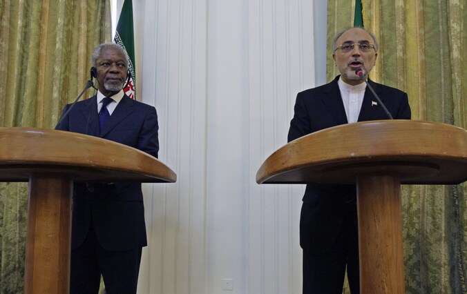 VN-gezant Annen (links) met de Iraanse minister van Buitenlandse Zaken Ali Akbar Salehi.