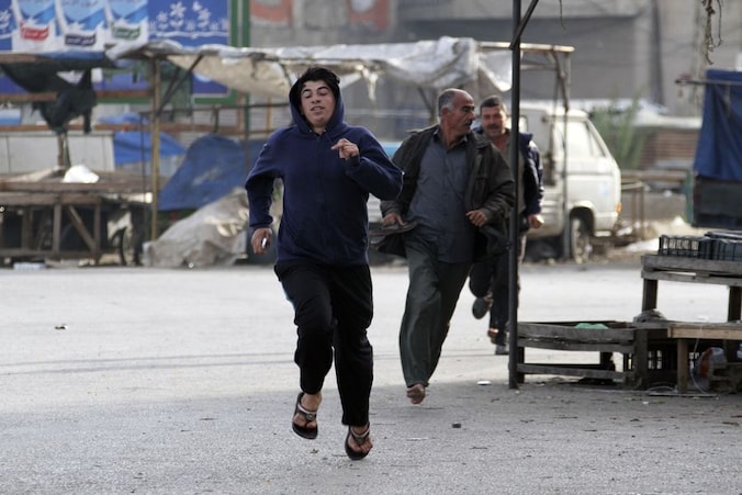 Mensen maken zich uit de voeten vanwege sluipschutters die actief zijn in het Libanese Tripoli.