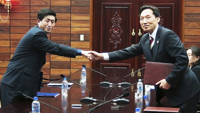 Een foto bij het beklinken van de deal over de reünie van families, tussen Noord- en Zuid-Korea.