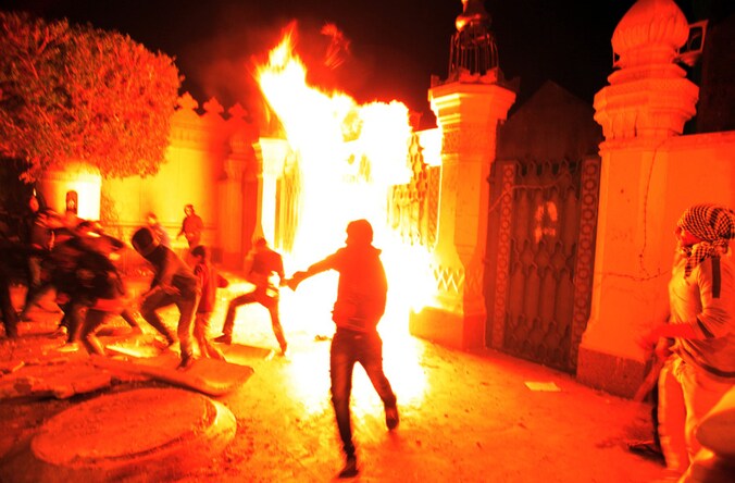Egyptische actievoerders gooiden vuurbommen en stenen nabij het presidentiële paleis in Caïro.