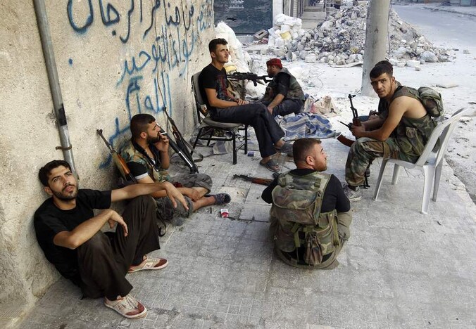Soldaten van het Syrische leger nemen tussen de gevechten door even 'pauze' in Aleppo.