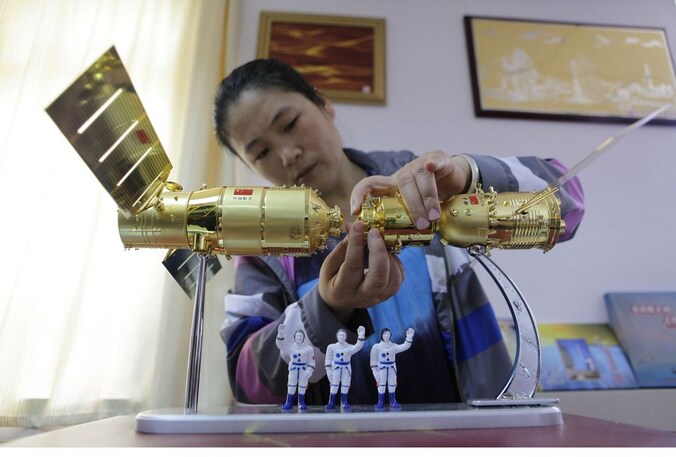 Een Chinese deed het alvast voor op de begane grond en koppelde de Shenzhou aan het ruimtestation.