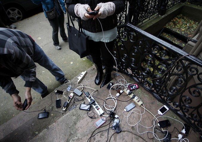 Een barmhartige samaritaan stelt zijn elektriciteit ter beschikking in Hoboken, New Jersey.
