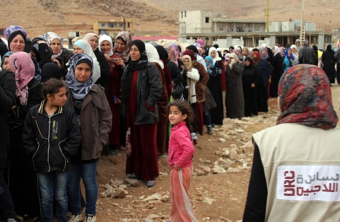 Syrische vluchtelingen wachten bij aankomst in Libanon om zich te registreren.