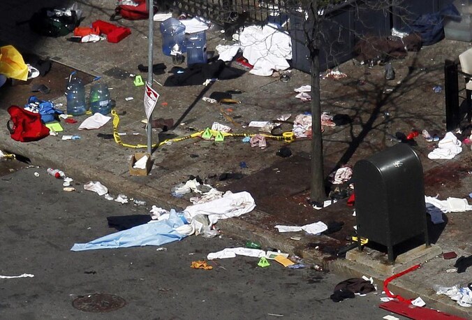 Bloed en puin langs Boylston Street, waar maandag twee bommen ontploften.