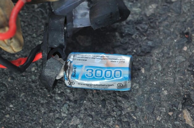 De gevonden batterij en de draden.