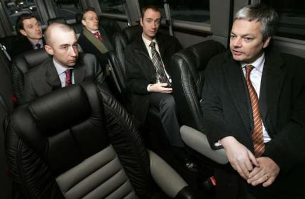 Didier Reynders (rechts) en zijn kabinetschef Olivier Henin (links vooraan).