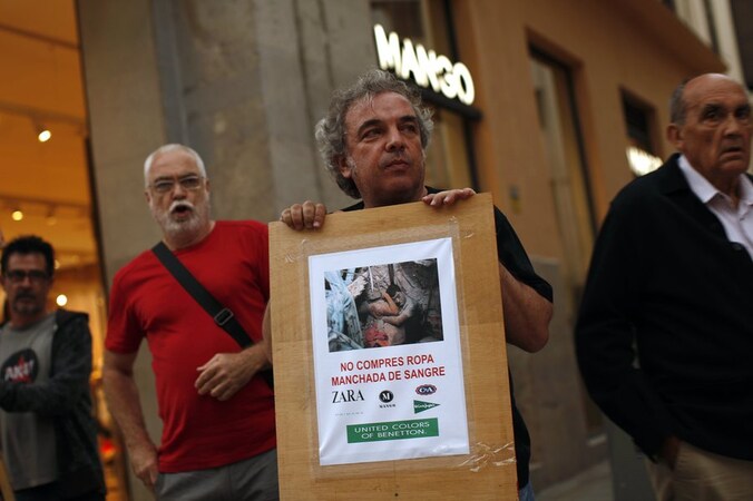 Protestactie gisteren bij een Mango-winkel in Malaga, Spanje, tegen bedrijven die gebruik maken van fabrieken met slechte en gevaarlijke arbeidsomstandigheden.