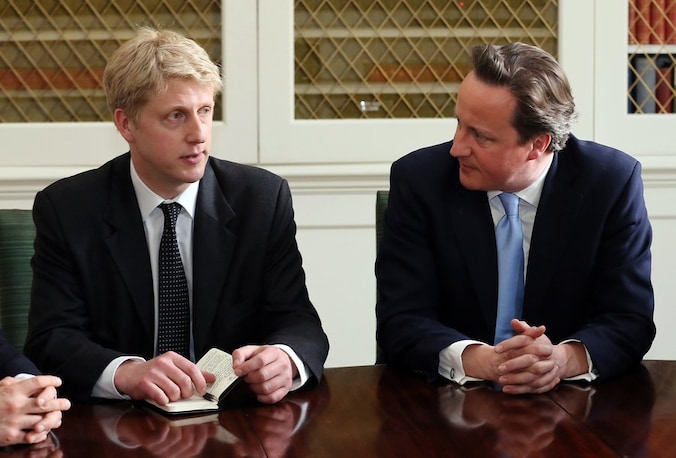Jo Johnson (links) aan de zijde van David Cameron.