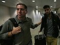 Guardian-verslaggever Glenn Greenwald (links) maandag bij het afhalen van zijn partner David Miranda op de luchthaven van Rio de Janeiro. Miranda werd zondag, onderweg vanuit Berlijn, op de Londense luchthaven Heathrow urenlang vastgehouden voor ondervraging.