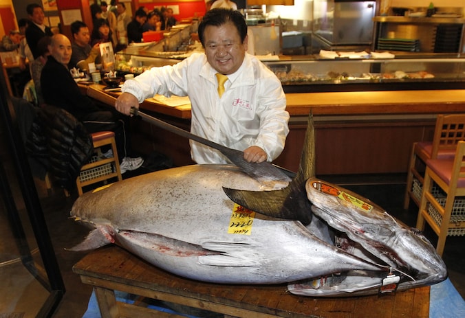De winnende bieder Kiyoshi Kimura poseert met de tonijn.