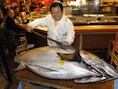 De winnende bieder Kiyoshi Kimura poseert met de tonijn.