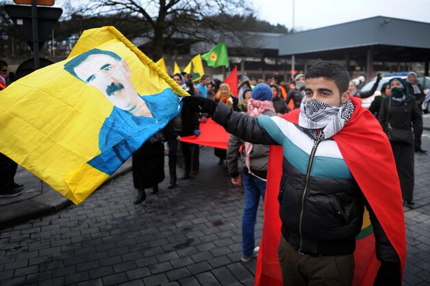 Een Koerdishe betoging leidde zaterdag in Genk tot opstootjes tussen Koerdische demonstranten en Turkse tegenbetogers.