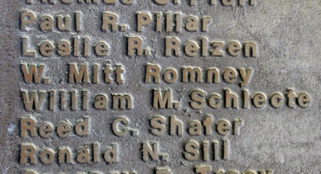Romneys naam staat op een plakkaat van afgestudeerde leerlingen.