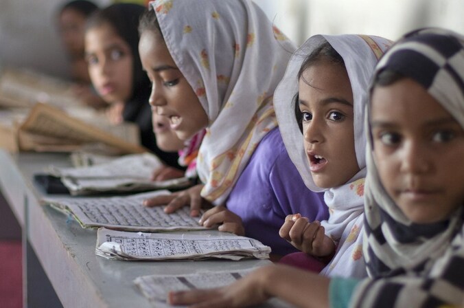 Deze meisjes zeggen verzen op uit de Koran op hun religieuze school in Islamabad