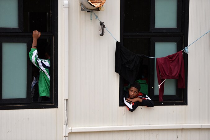Asielzoekers in een tijdelijk opvangcentrum op Lampedusa.