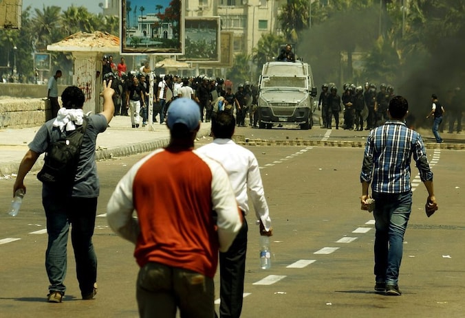 Mursi-aanhangers met lopen naar de oproerpolitie in Alexandrië