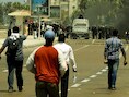 Mursi-aanhangers met lopen naar de oproerpolitie in Alexandrië