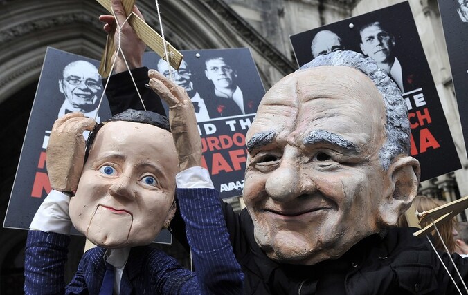 Poppen van David Cameron en Rupert Murdoch.
