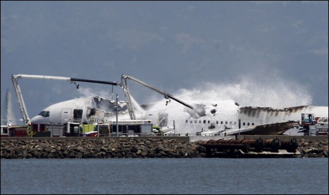 Het vliegtuigwrak na de crash op de luchthaven van San Francisco.