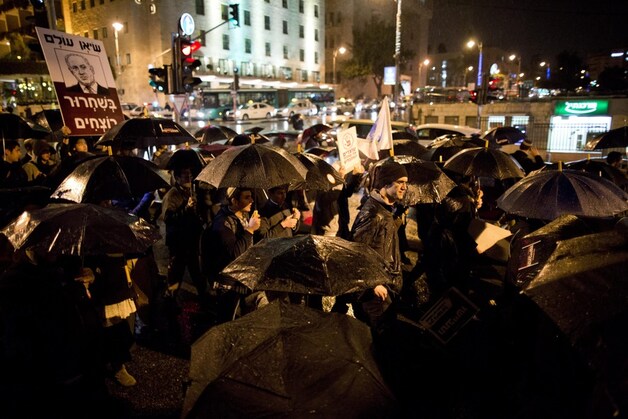 Demonstranten hielden uit protest een mars met zwarte paraplu's.