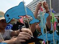 Protest tegen dolfijnenjacht in Manila, Japan.
