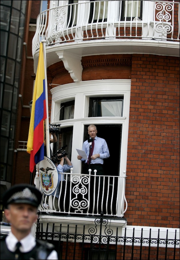 Julian Assange op 19 augustus op het balkon van de Ecuadoraanse ambassade.