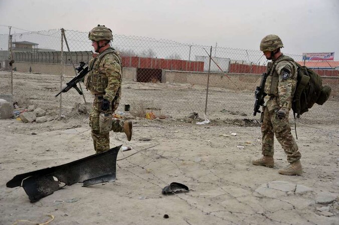 Twee Amerikaanse soldaten inspecteren de plek van een zelfmoordaanslag in Kaboel.