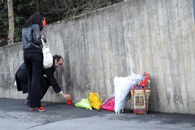 Mensen brengen bloemen en kaarsen naar het mortuarium in Sion.
