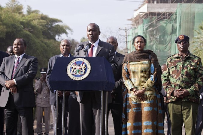 Keniaans Binnenlandminister Joseph Ole Lenku (midden).