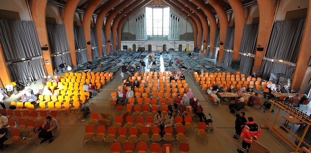 Geëvacueerde omwonenden worden in een nabijgelegen zaal opgevangen.