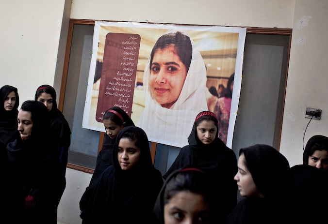 De school in de Pakistaanse stad Mingora waar Malala les kreeg. Haar poster hangt hier nu aan de muur.