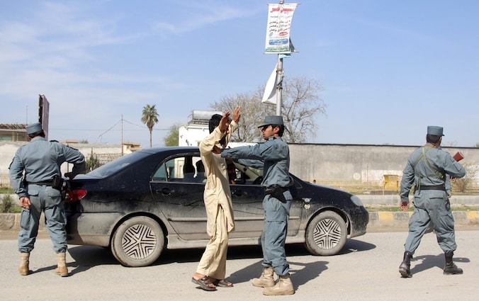 Het politietoezicht in Jalalabad werd vorige week al verscherpt na een incident met een Koranverbranding, naar verluidt door een in politie-uniform geklede man.